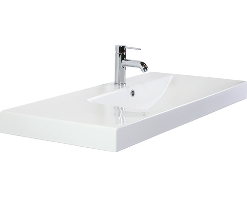 Bílé keramické umyvadlo s chromovanou baterií