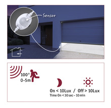 Exteriér domu s garážovými vraty a informacemi o senzoru pohybu