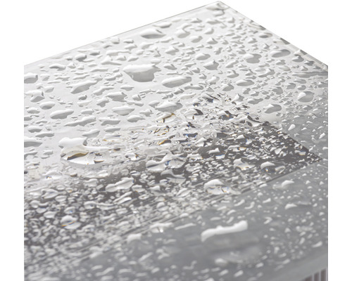 Kapky vody na skleněném povrchu