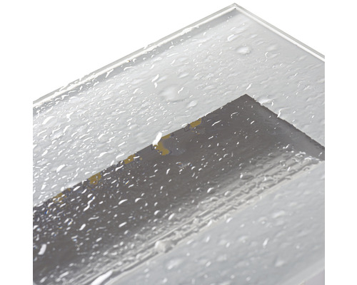 Průhledný sprchový panel s kapkami vody.