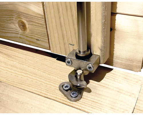 Detailní pohled na zámek dveří na dřevěných dveřích