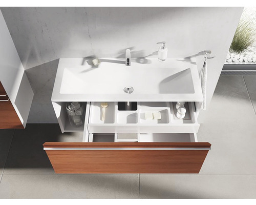 Koupelnová umyvadlová skříňka s otevřenou dřevěnou zásuvkou a bílým umyvadlem