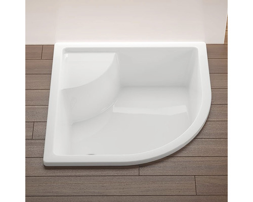 Bílá čtvrtkruhová sprchová vanička na dřevěné podlaze