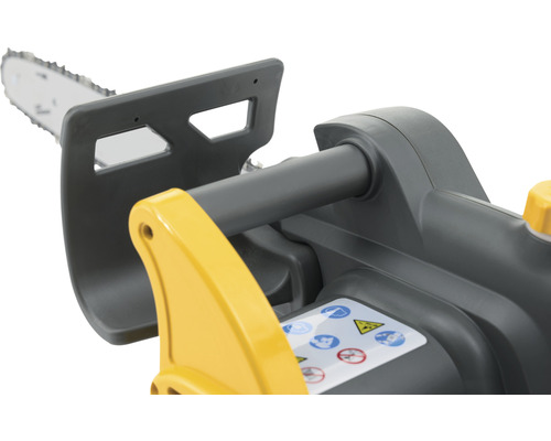 Detailní záběr řetězové pily s ochranou rukou