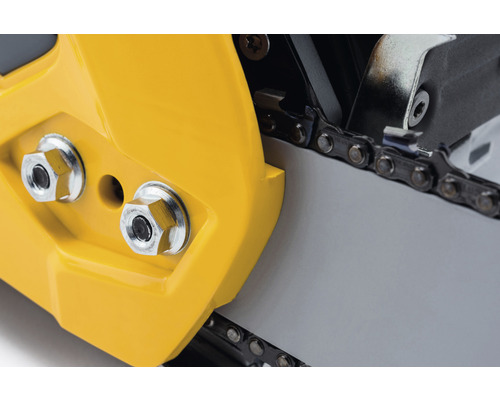 Detailní záběr řetězové pily se žlutým pouzdrem a řetězem