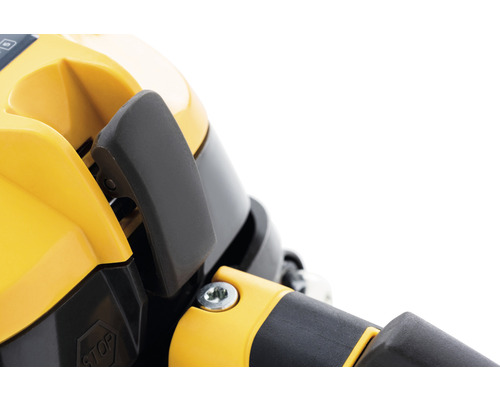 Detailní záběr žlutého a černého zahradního nářadí s ovládacími prvky