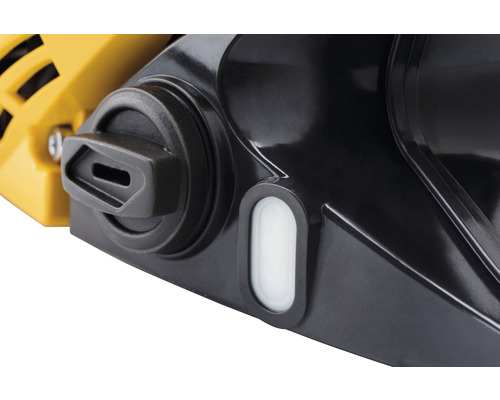 Detailní pohled na část řetězové pily s olejovou nádrží a uzávěrem