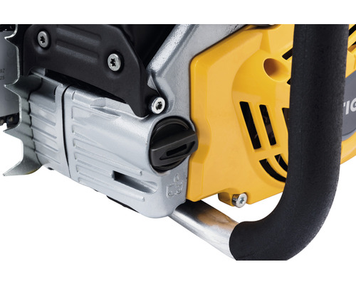 Detailní záběr řetězové pily