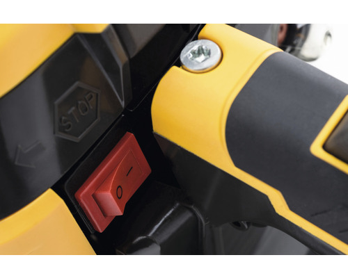 Detail červeného spínače se značkami 1 a 0 a symbolem stop na černém a žlutém zařízení