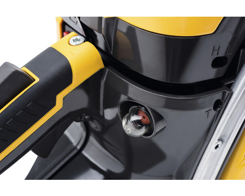 Detail řetězové pily s palivovou pumpičkou