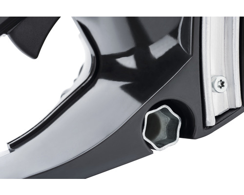 Detailní pohled na motorovou pilu s montážním otvorem