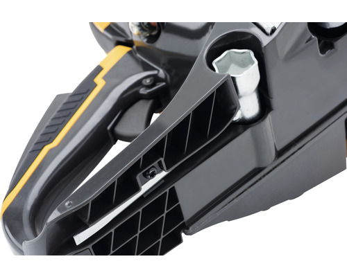 Detailní pohled na řetězovou pilu s rukojetí