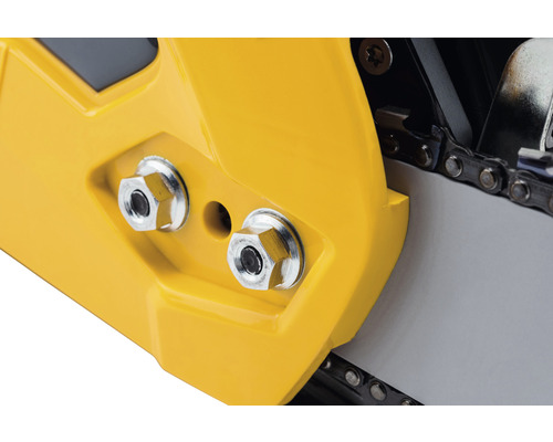 Detailní pohled na řetězovou pilu se šrouby