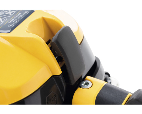 Detail žlutého krytu motoru s černou pákou