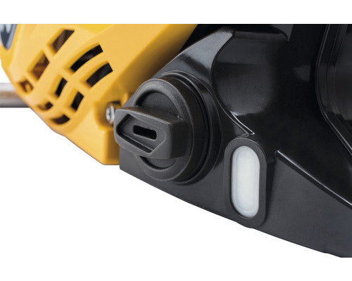 Detailní záběr řetězové pily s uzávěrem nádrže a ukazatelem hladiny