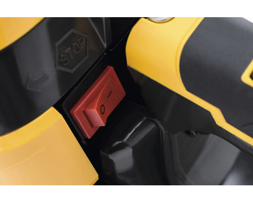 Detail červeného spínače s označením ''0'' a ''-'' a nápisem ''STOP''.