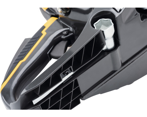 Detailní pohled na řetězovou pilu s rukojetí a nástrojem