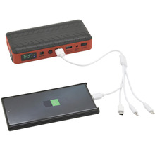 Startovací powerbanka nabíjí mobilní telefon pomocí vícenásobného nabíjecího kabelu