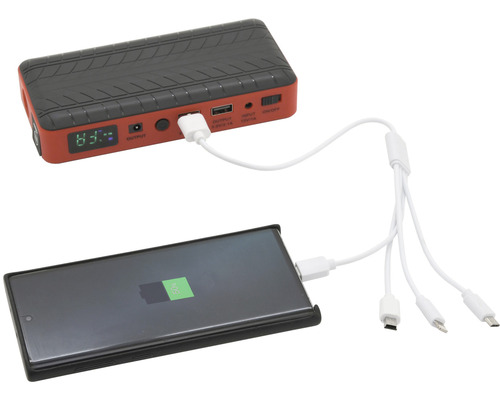 Startovací powerbanka nabíjí mobilní telefon pomocí vícenásobného nabíjecího kabelu