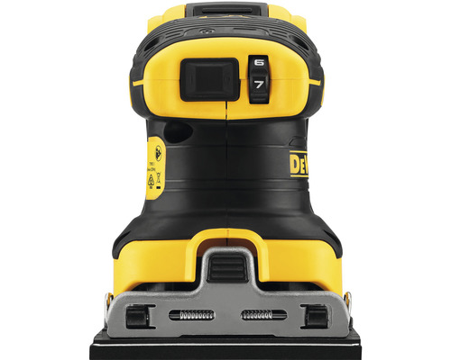 Detailní záběr vibrační brusky DeWalt