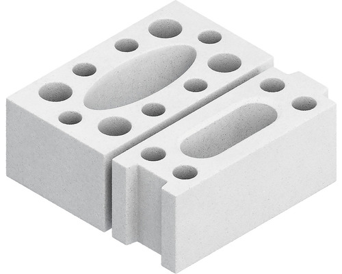 Dvě bílé broušené cihly s vybráními.