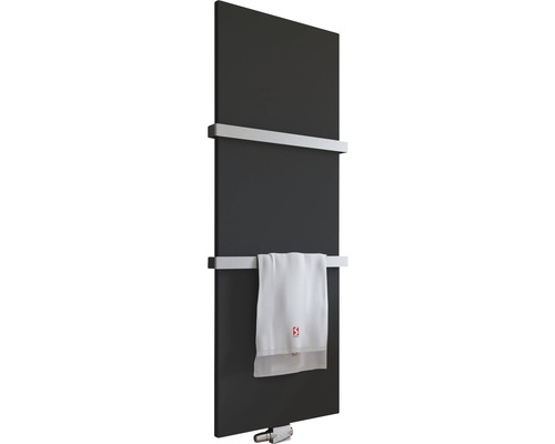 Radiátor na ručníky se dvěma držáky na ručníky a ručníkem