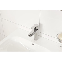 Fotografie umyvadla s vodovodní baterií a logem Grohe