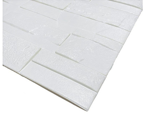 Detail bílého samolepicího obkladového panelu s kamenným vzhledem