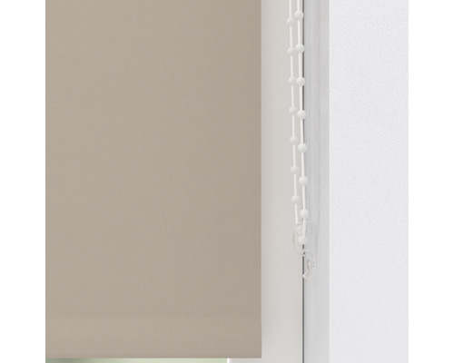 Béžová okenní roleta s ovládacím řetízkem