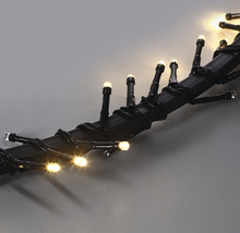 LED světelný řetěz s teplými bílými světly na černém kabelu