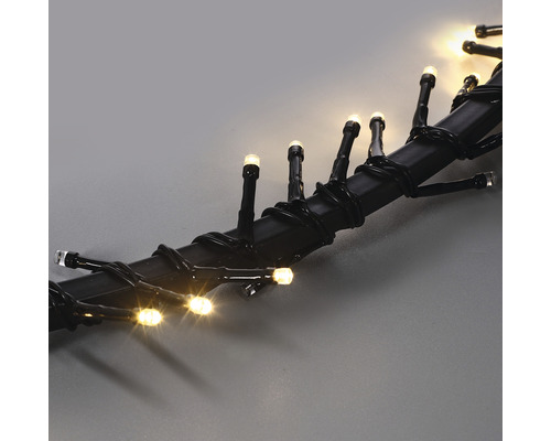LED světelný řetěz s teplými bílými světly na černém kabelu