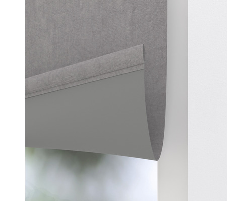 Šedá roleta pro dekoraci oken a ochranu proti slunci.