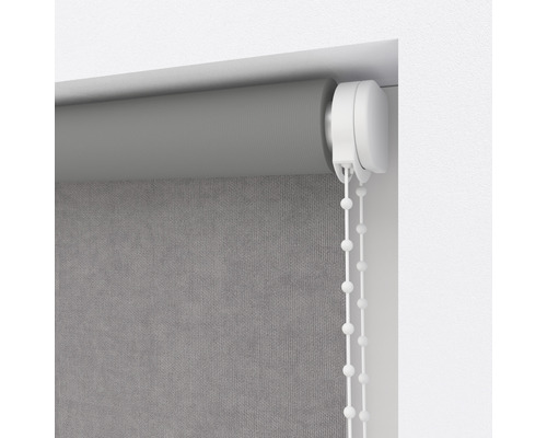 Šedá roleta s řetízkovým ovládáním pro dekoraci oken