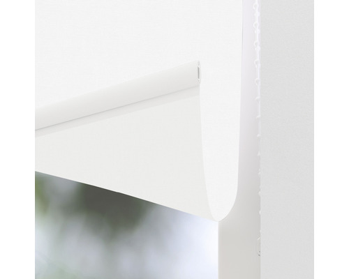 Detail bílé okenní rolety