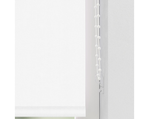 Bílé okenní rolety s ovládacím řetízkem