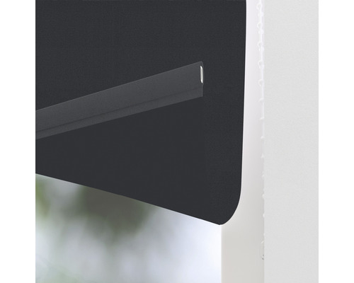 Detailní pohled na černou roletu na okně