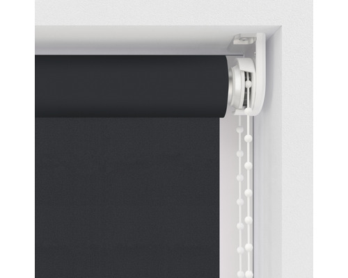 Černá roleta s řetízkovým ovládáním na okně