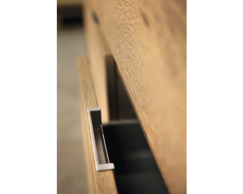 Detailní záběr otevřené dřevěné zásuvky s rukojetí