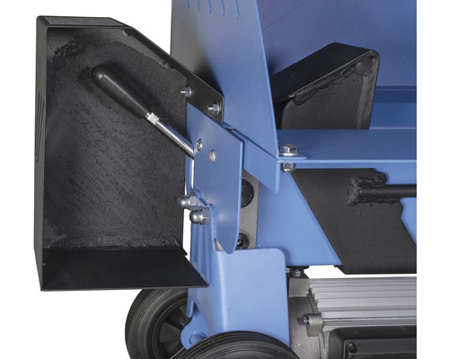 Detailní pohled na štípačku dřeva s ovládací pákou a ochranným zařízením