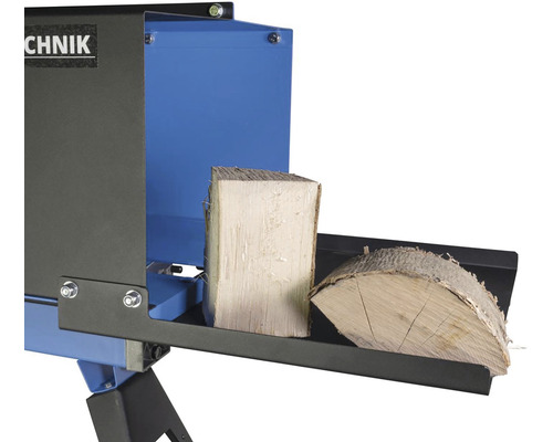 Štípačka dřeva s kusy dřeva