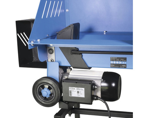 Detailní pohled na štípačku dřeva s motorem a kolečky