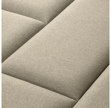 Detail béžové pohovky s prošívaným povrchem