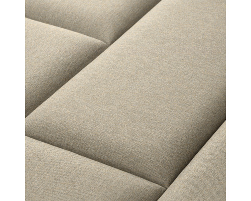 Detail béžové pohovky s prošívaným povrchem