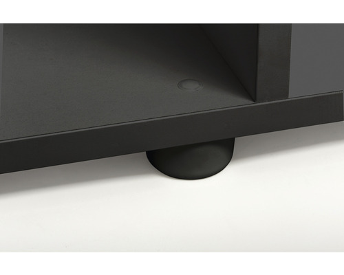 Detailní pohled na černý nábytek s nohou