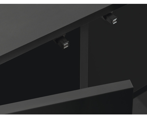 Detailní pohled na kus nábytku se zásuvkou a malou lampou