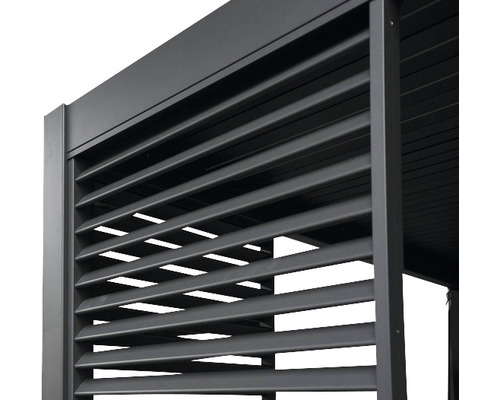 Detailní pohled na terasové zastřešení s lamelovou stěnou