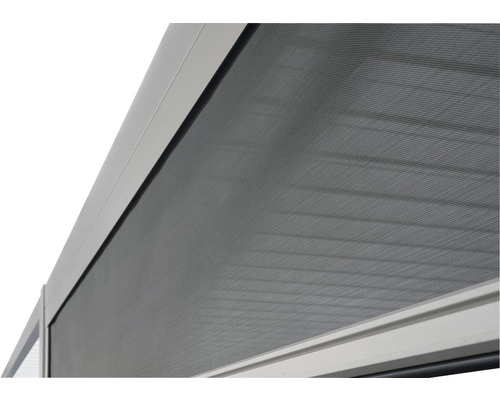 Detailní pohled na rolovací síť proti hmyzu