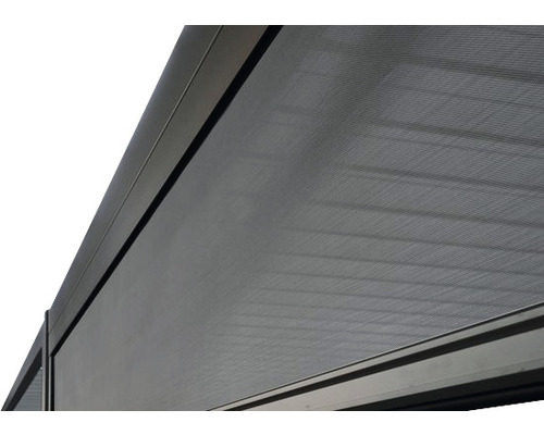 Detailní pohled na moderní terasovou střechu se sluneční ochranou