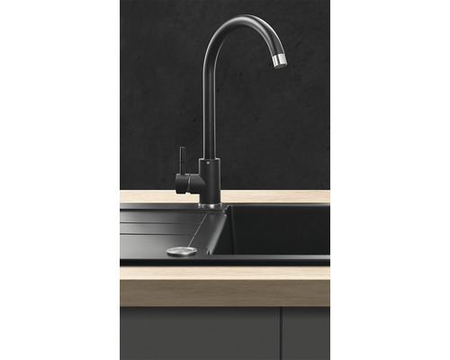 Černá kuchyňská baterie s dřezem v kuchyňské lince
