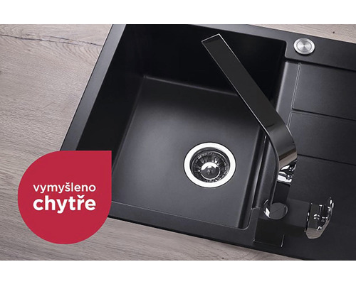 Černý kuchyňský dřez s vodovodní baterií